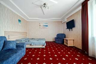 Гостиница Лоза Краснодар Люкс с кроватью размера «queen-size»-1