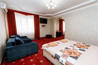 Гостиница Лоза Краснодар Люкс двухкомнатный с двуспальной кроватью-1